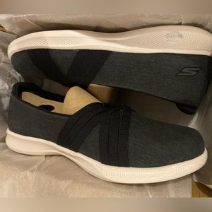 Skechers slip ons - black
